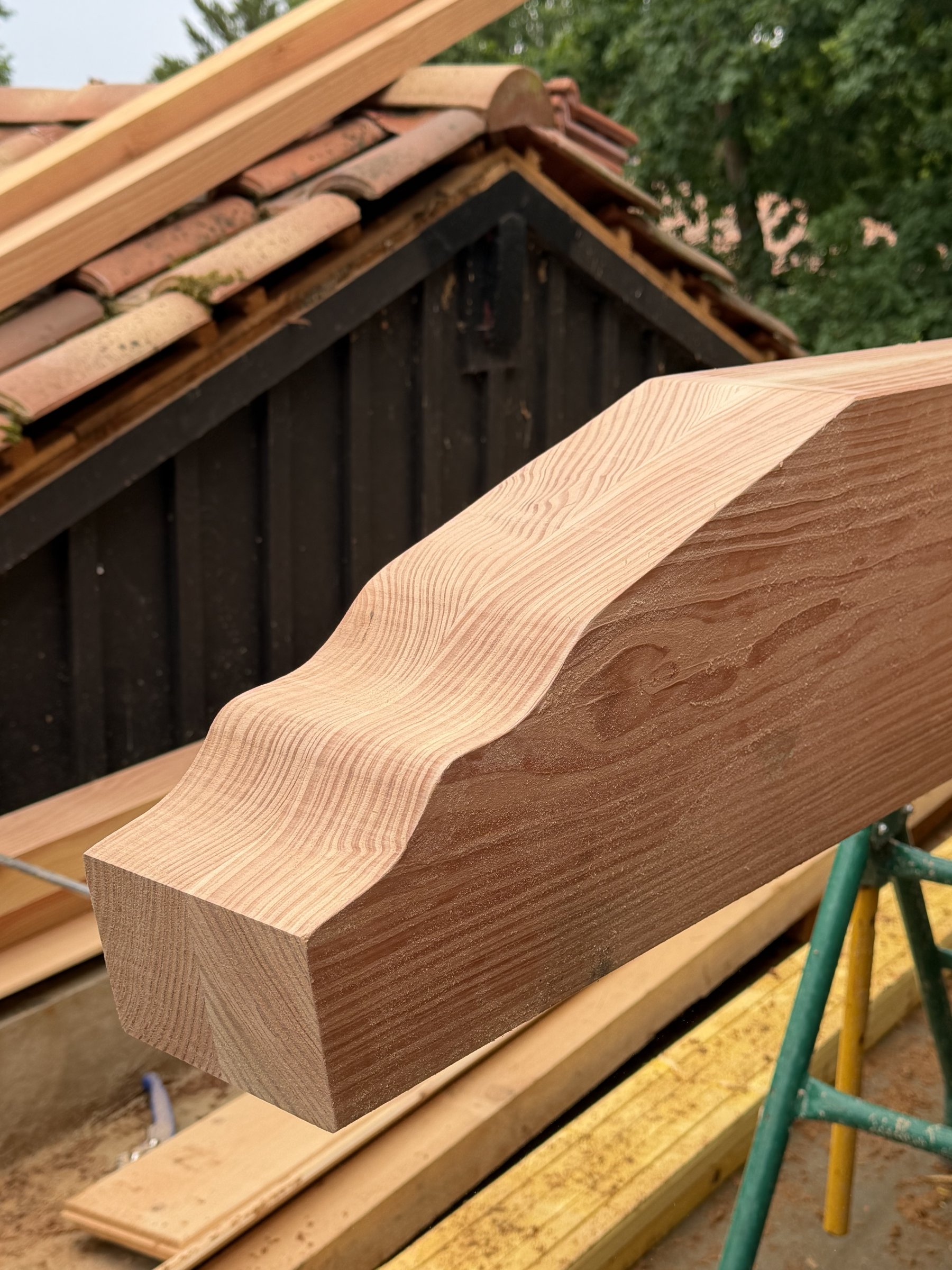 Poutre sculptée à la main par B-A Bois Charpentes