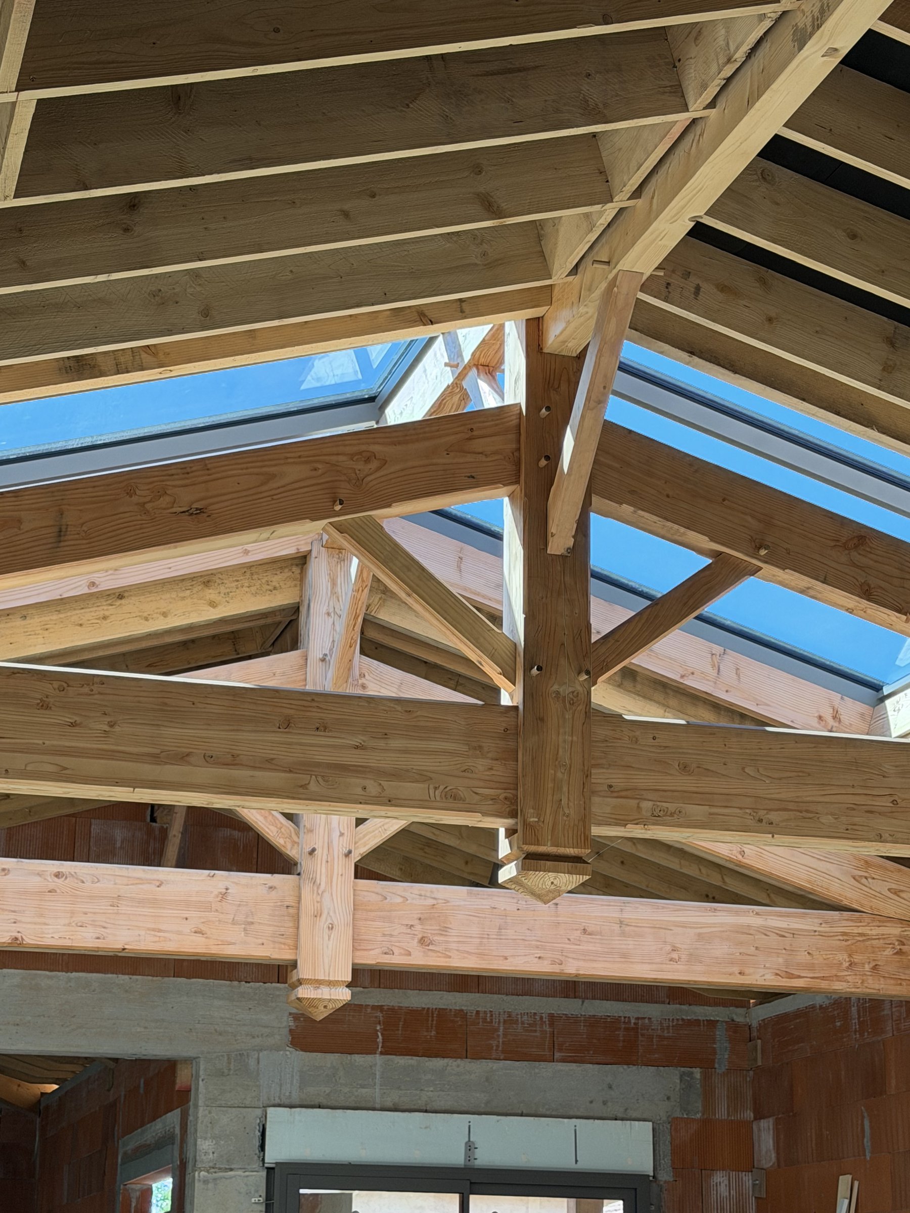 Charpente apparente rénovée par B-A Bois Charpentes